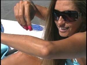 Amateur model Lori Anderson exhibits her hairy forearms in sunglasses on tubephoto.pics