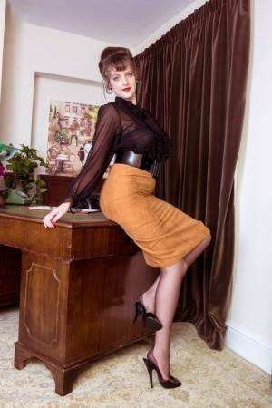 Long legged Kate Anne poses on the desk flaunting her vintage silk stockings on tubephoto.pics