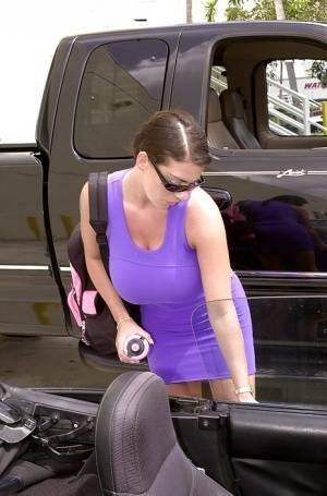 Linsey Dawn McKenzie shows her upskirt area in the car. on tubephoto.pics