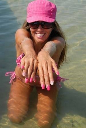 Amateur model Lori Anderson shows her hairy arms while wearing a bikini on tubephoto.pics