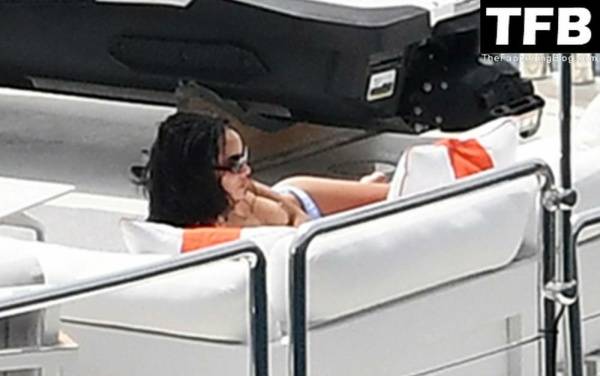 Zoe Kravitz Goes Topless While Enjoying a Summer Holiday on a Luxury Yacht in Positano on tubephoto.pics