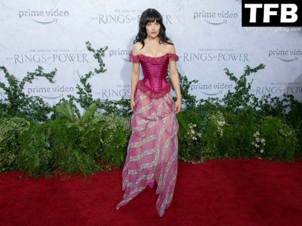 Markella Kavenagh Flaunts Her Cleavage at the Premiere of 1CThe Lord of the Rings: The Rings of Power 1D in LA on tubephoto.pics