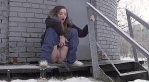 White girl pulls down her jeans to pee in the snow behind a building on tubephoto.pics