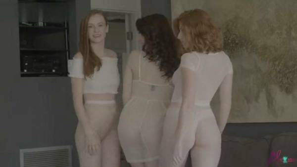 Emily Bloom Nude Lesbian Photoshoot Video Leaked on tubephoto.pics