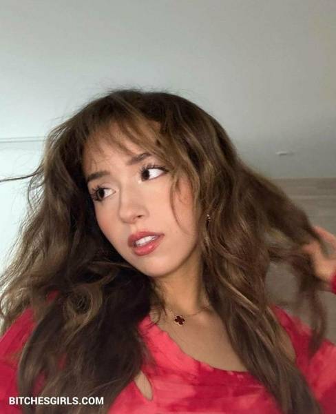 Pokimane Nude Twitch Streamer Leaked Photos on tubephoto.pics