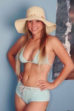 Solo girl Dawson Miller takes off her bikini while wearing a floppy sun hat on tubephoto.pics