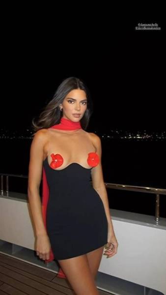 Kendall Jenner Pasties Dress Candid Video Leaked - Usa on tubephoto.pics